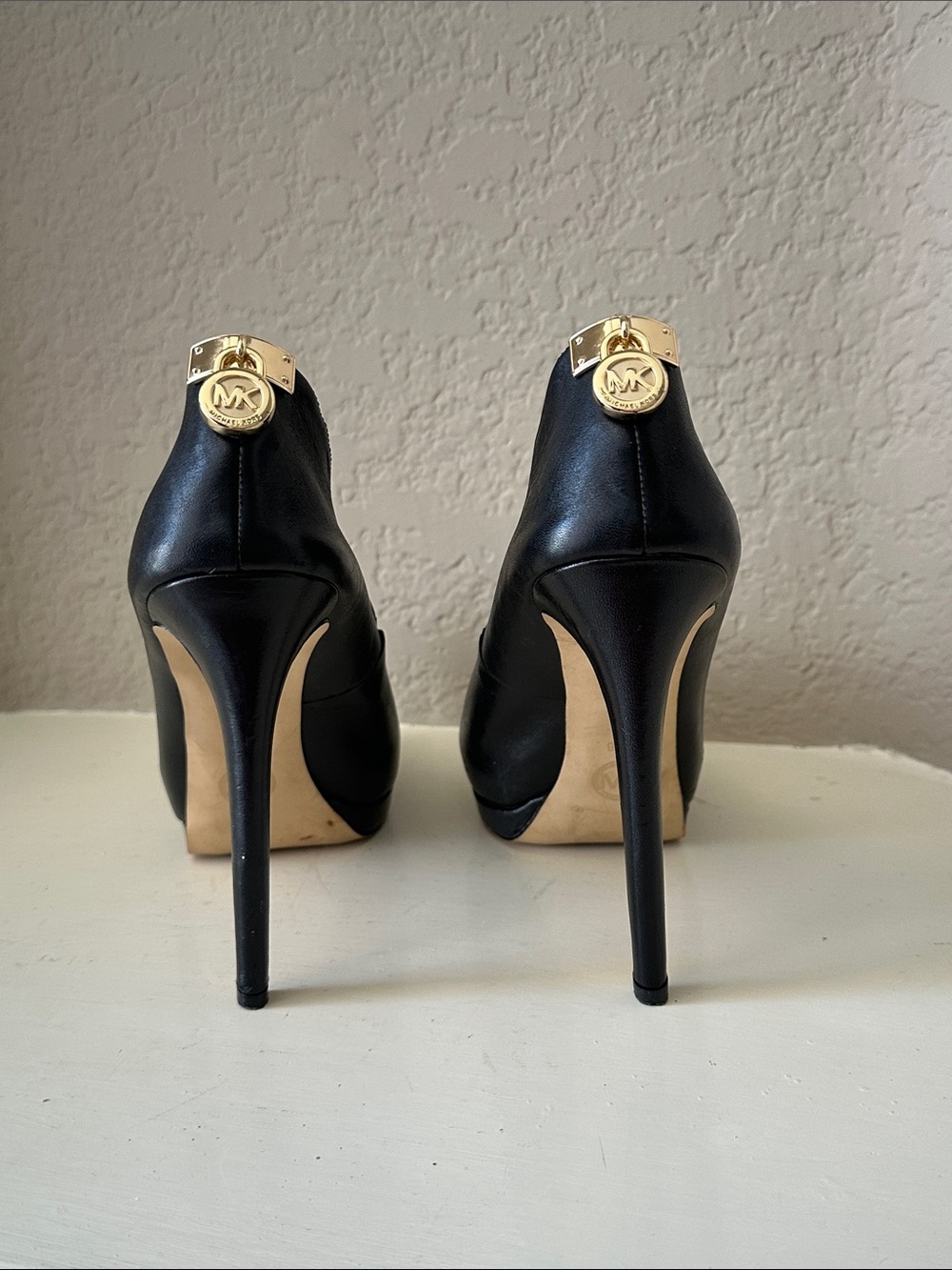 Michael Kors Black Leather Stiletto Pumps with Gold MK on Heel SZ 9.5